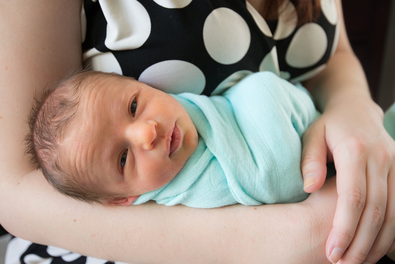 孕妈供卵生的宝宝对母乳过敏怎么办（孕妈供卵生的宝宝对母乳过敏是什么症状）