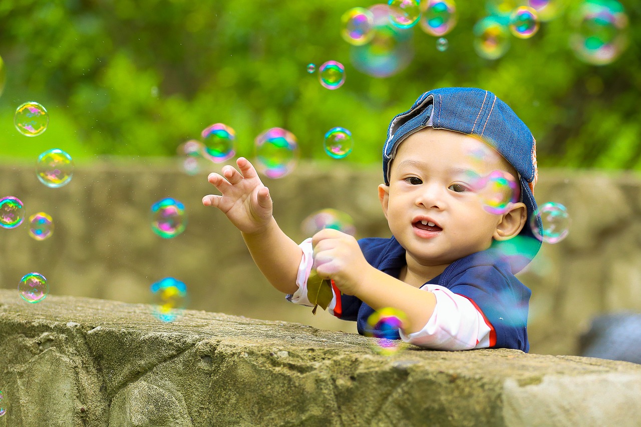 孕妈供卵生的宝宝十个月老是摸小鸡（孕妈供卵生的宝宝十个月老是摸小鸡怎么回事）