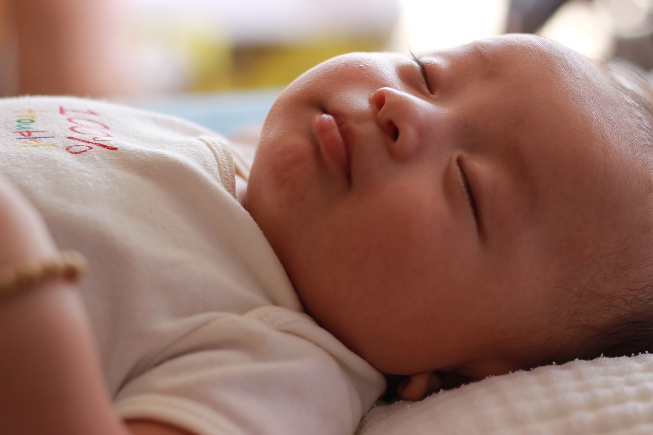 怎么样孕妈供卵生的宝宝才能睡整夜（怎样可以让孕妈供卵生的宝宝睡整夜觉）